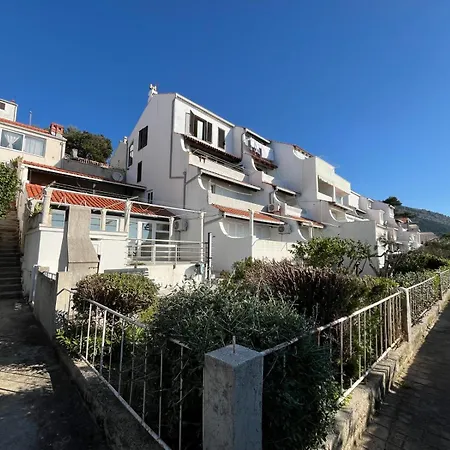 Seafront Sundeck Apartment *