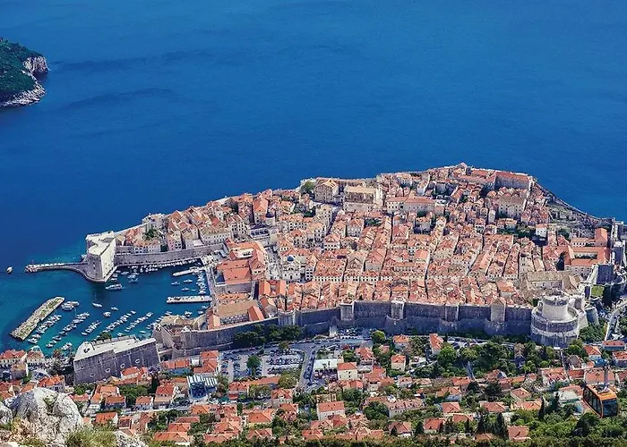 Seafront Sundeck Apartment *