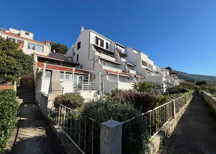 Seafront Sundeck Apartment *